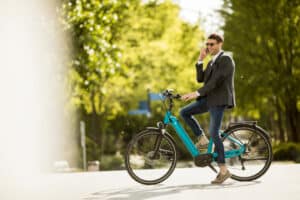 Mann fährt mit dem E-Bike zur Arbeit
