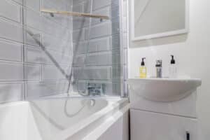 Badsanierung, Dusche in der Badewanne