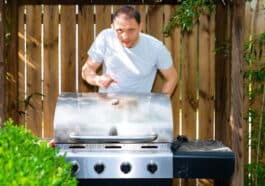 Mann vor einem Gasgrill