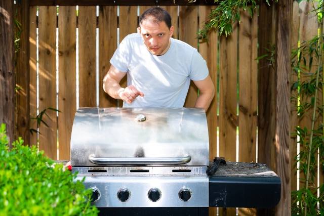 Mann vor einem Gasgrill