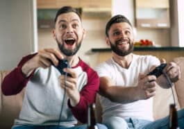 Zwei Männer beim Gaming