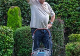 Mann schwitzt bei der Gartenarbeit