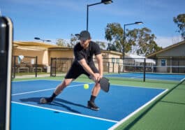 Mann spielt alleine Pickelball