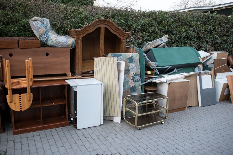 Sperrmüll steht nach dem Entrümpeln am Straßenrand