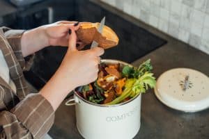 Handschuhe graben in frischem Kompost